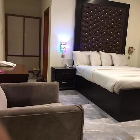 Hotel S.R. Lounge Мултан Екстериор снимка