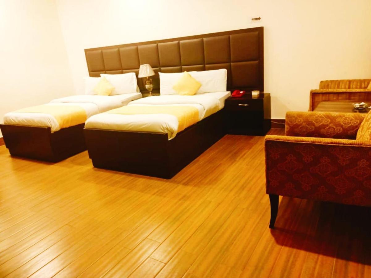 Hotel S.R. Lounge Мултан Екстериор снимка