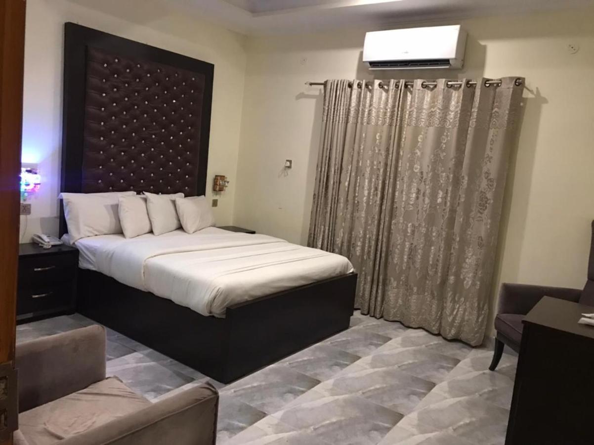 Hotel S.R. Lounge Мултан Екстериор снимка