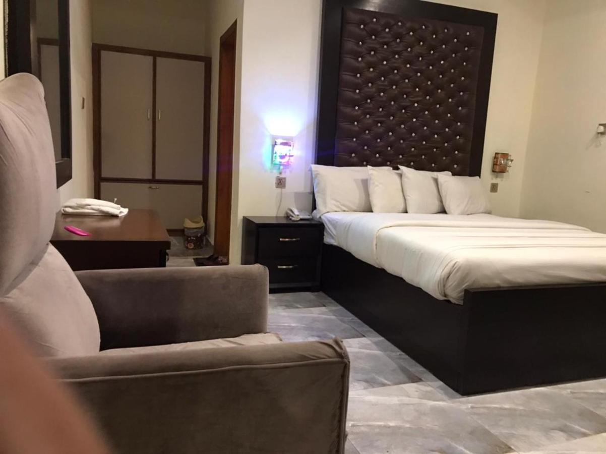 Hotel S.R. Lounge Мултан Екстериор снимка