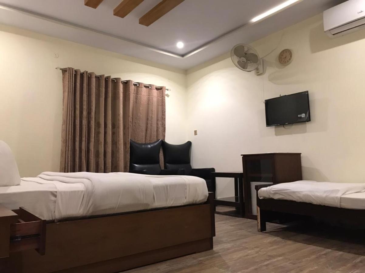 Hotel S.R. Lounge Мултан Екстериор снимка