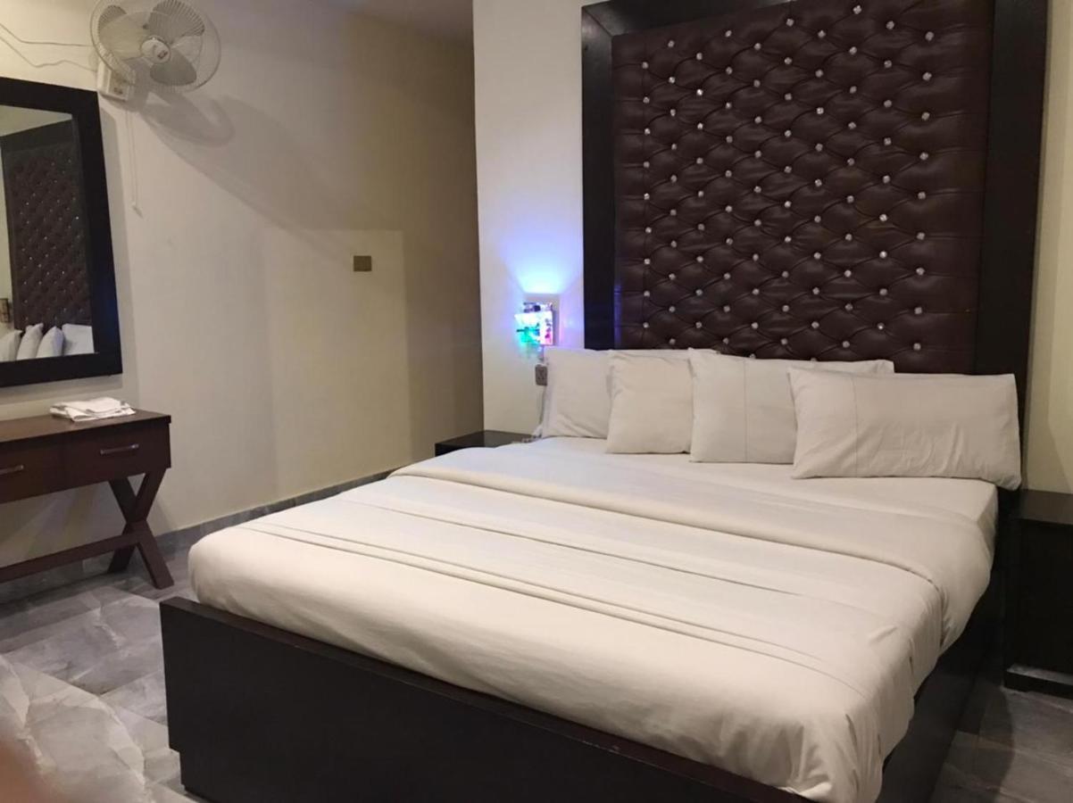 Hotel S.R. Lounge Мултан Екстериор снимка