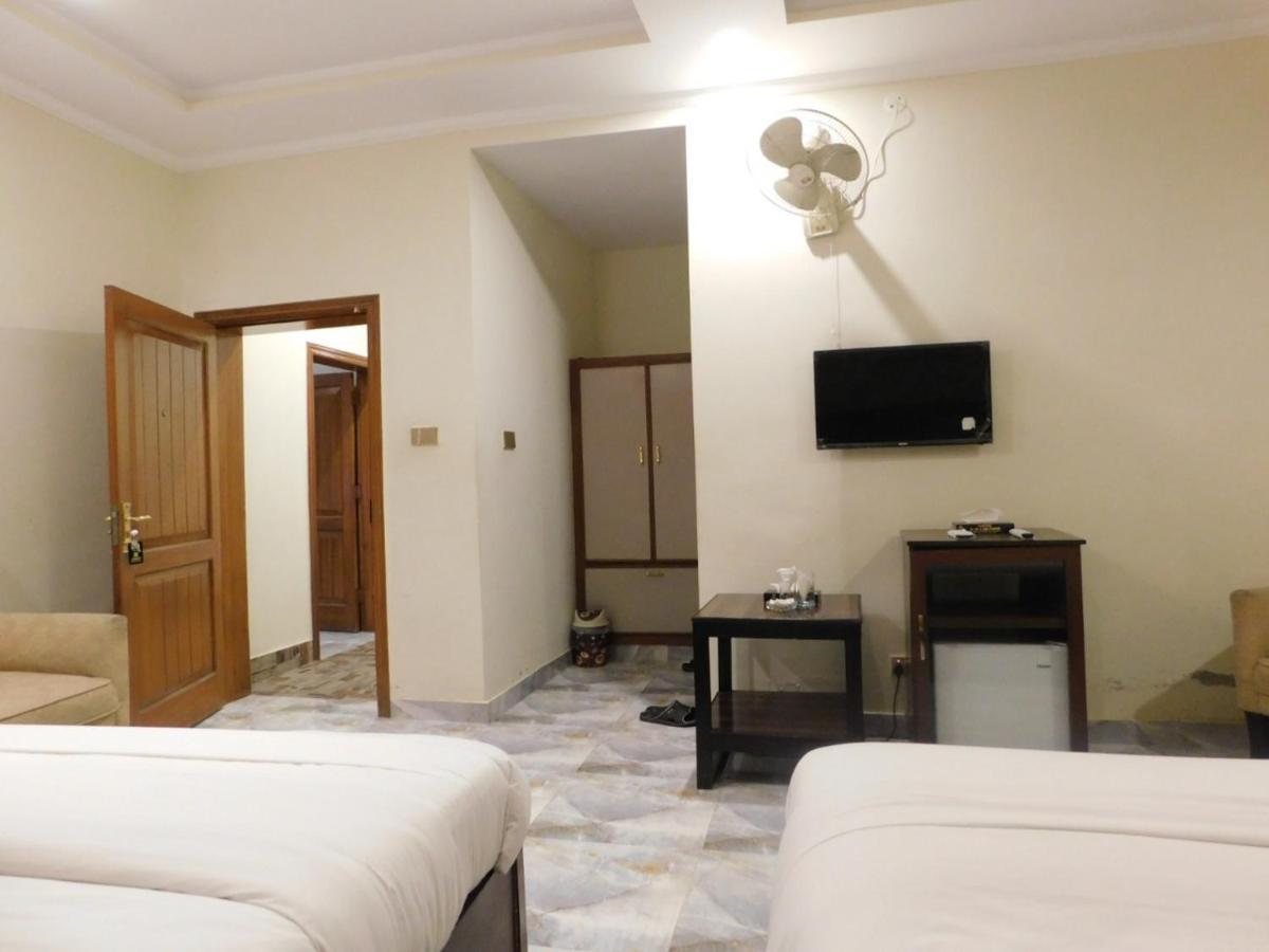 Hotel S.R. Lounge Мултан Екстериор снимка