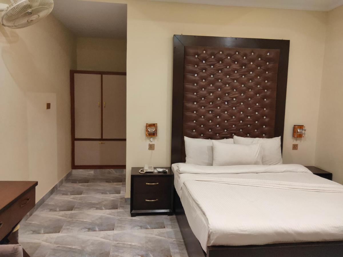 Hotel S.R. Lounge Мултан Екстериор снимка
