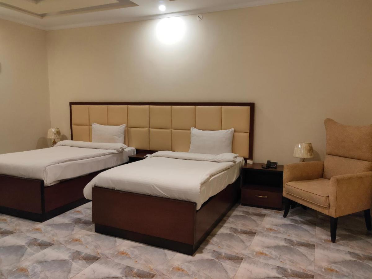 Hotel S.R. Lounge Мултан Екстериор снимка