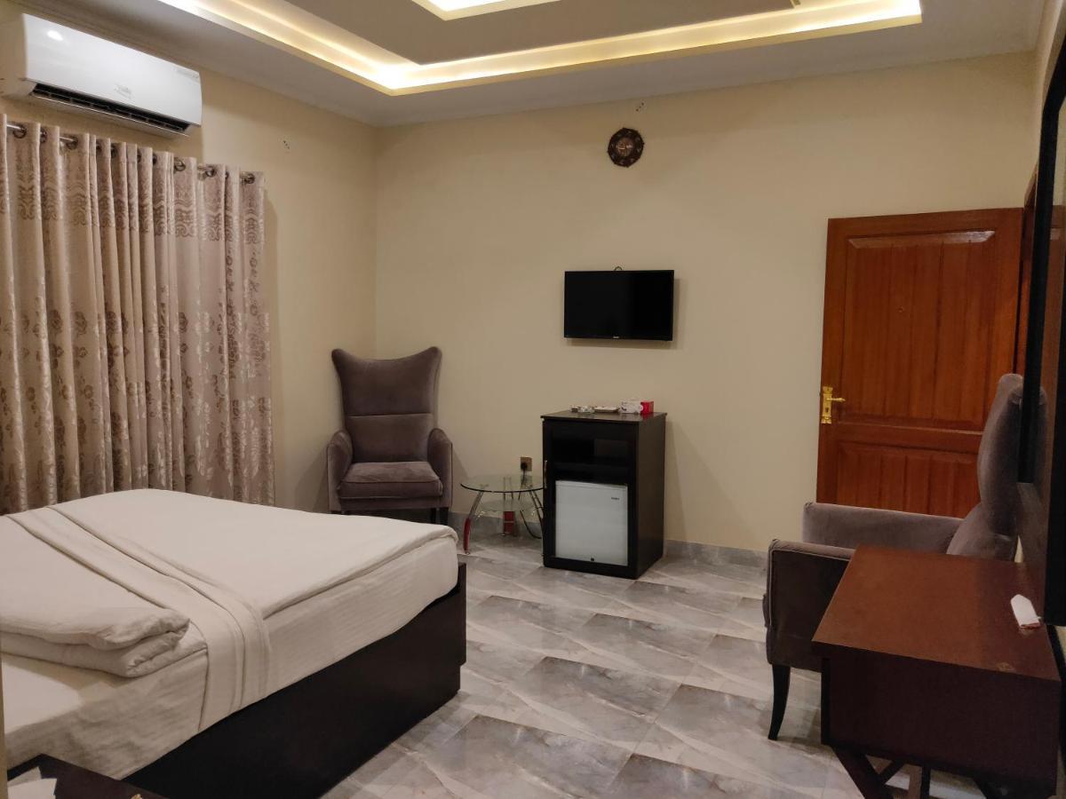 Hotel S.R. Lounge Мултан Екстериор снимка