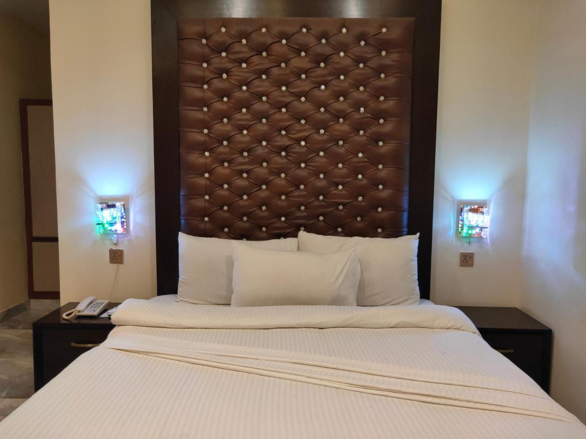 Hotel S.R. Lounge Мултан Екстериор снимка