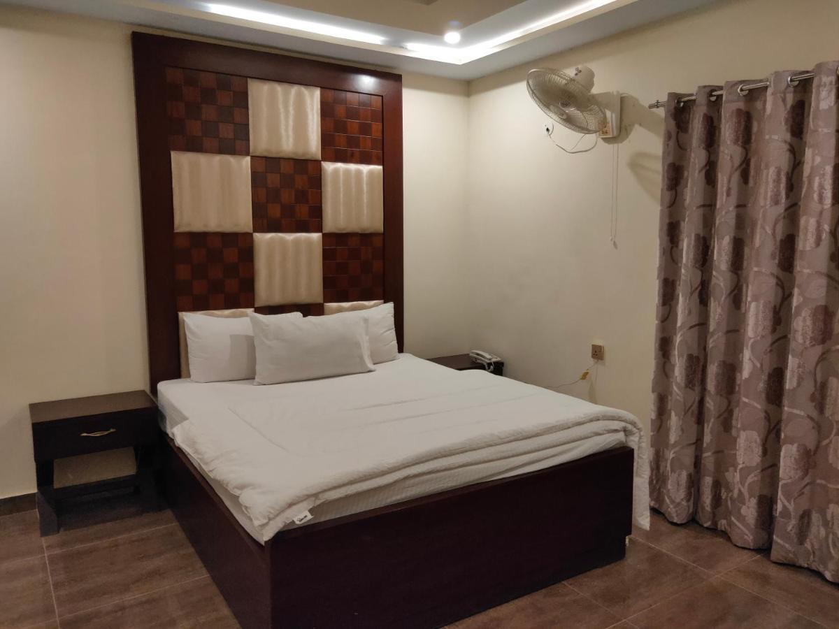 Hotel S.R. Lounge Мултан Екстериор снимка