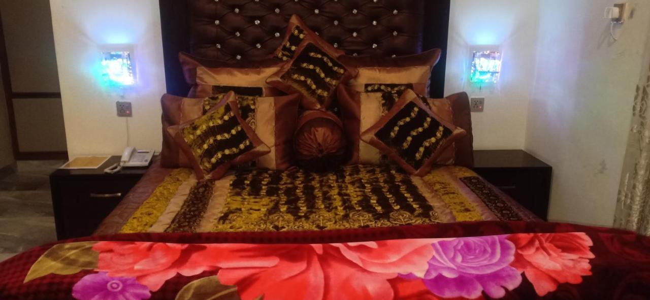 Hotel S.R. Lounge Мултан Екстериор снимка