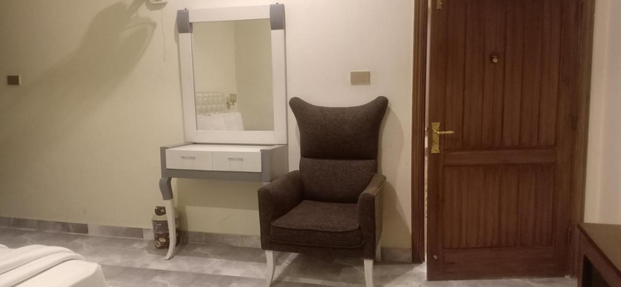 Hotel S.R. Lounge Мултан Екстериор снимка