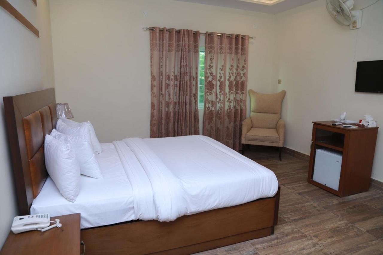 Hotel S.R. Lounge Мултан Екстериор снимка
