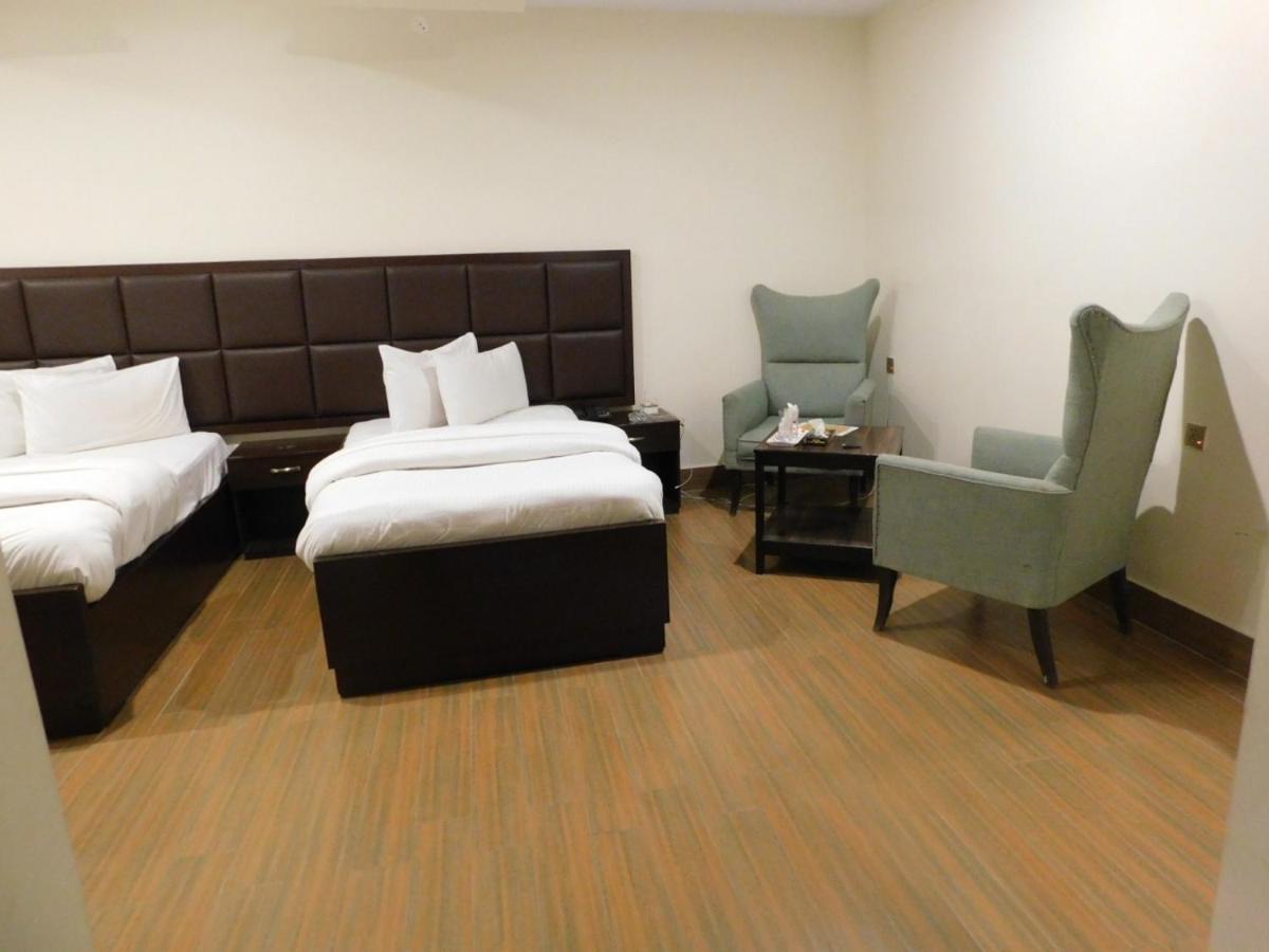 Hotel S.R. Lounge Мултан Екстериор снимка