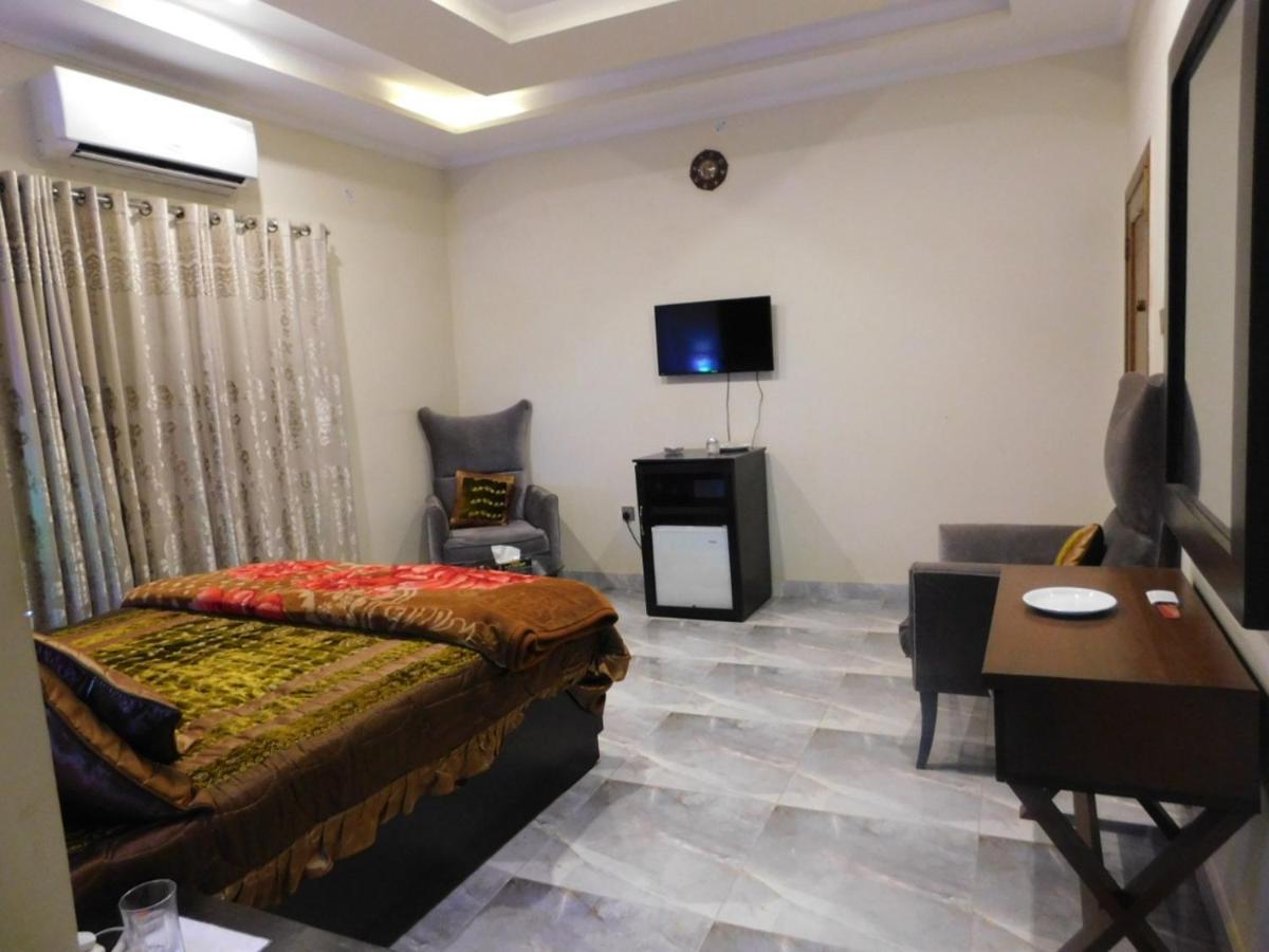 Hotel S.R. Lounge Мултан Екстериор снимка
