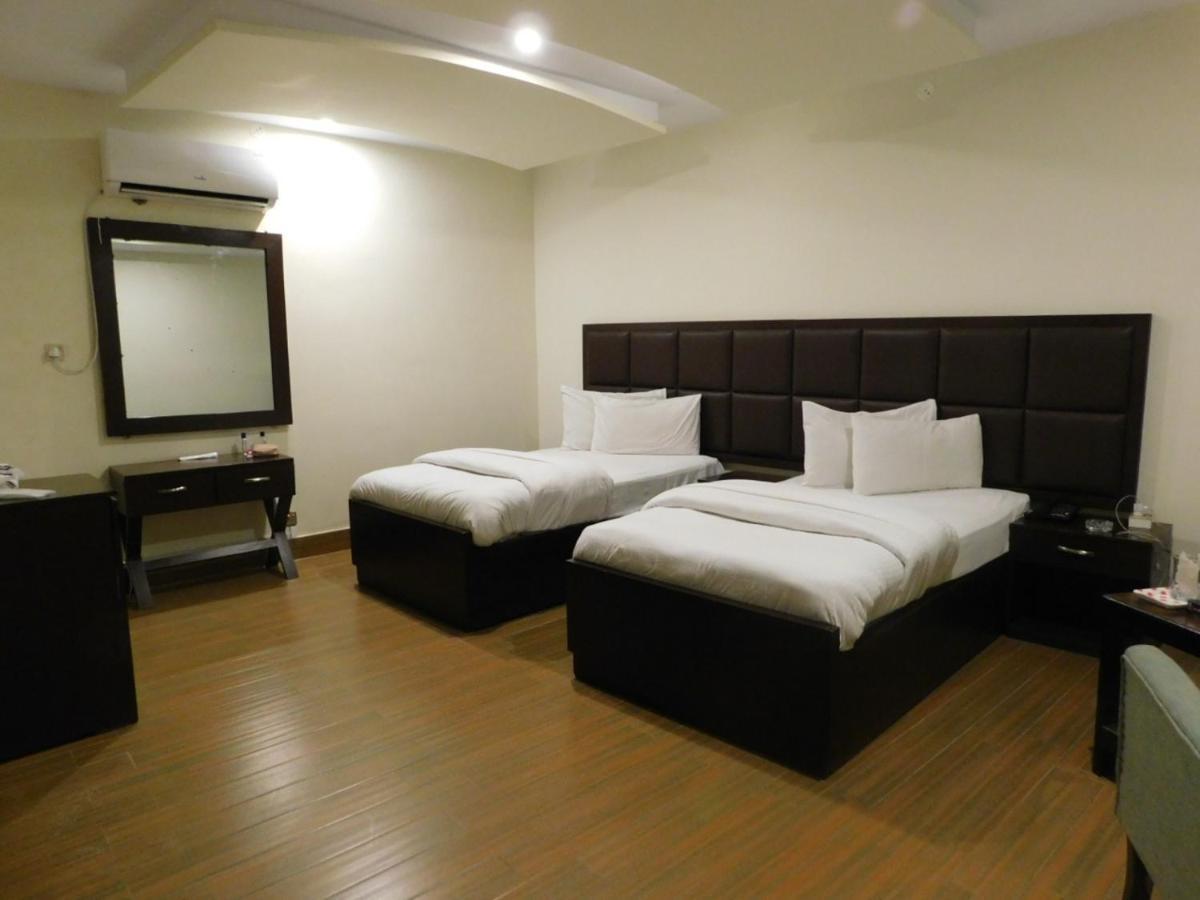 Hotel S.R. Lounge Мултан Екстериор снимка